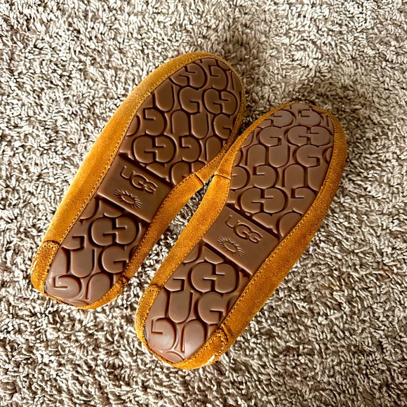UGG slippers size 7 - Picture 2 of 2